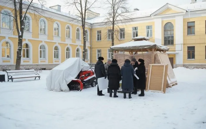 Дом-интернат ветеранов войны и труда получил сертификаты на снегоуборочную машину и беседку
